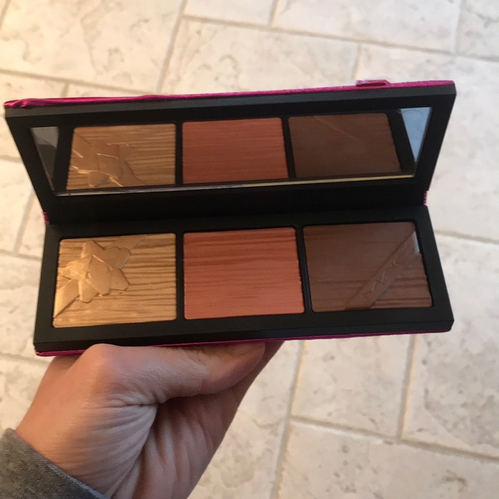 MAC Shiny Pretty Things Face Compact: Medium/Deep
